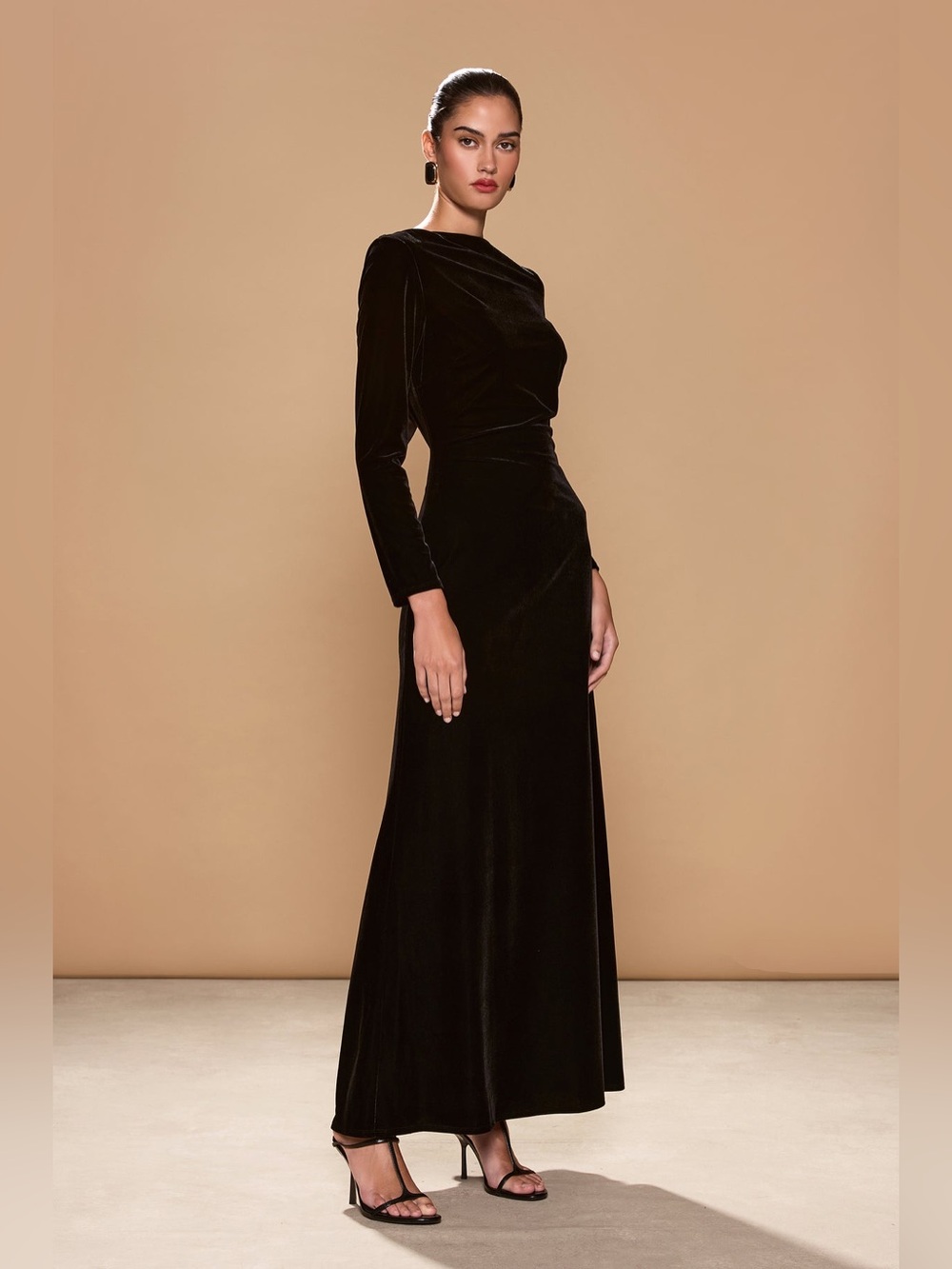 NWOT SONYA MODA SYDNEY FIORE BLACK VELVET DRESS
SIZE MEDIUM